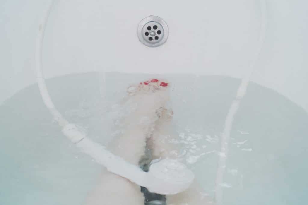 Une personne en train de prendre un bain