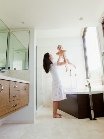 Astuces pratiques pour changer bébé sans table à langer dans la salle de  bain