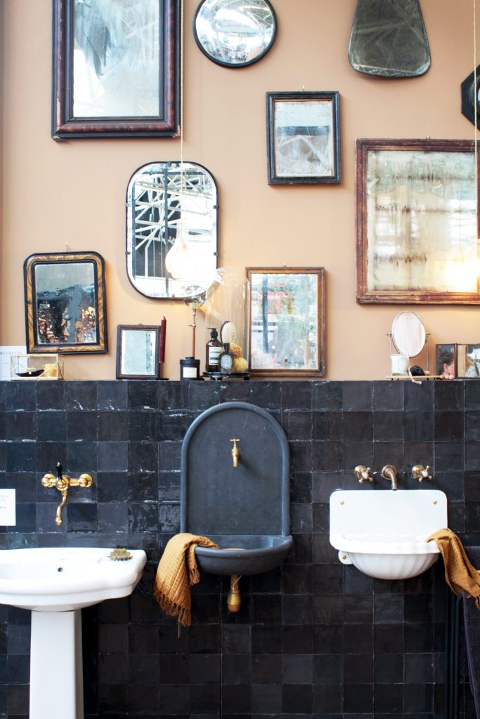 Une salle de bain vintage avec plusieurs miroirs